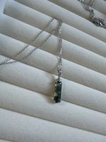 Joli collier avec pendentif en pierre verte, neuf ✨