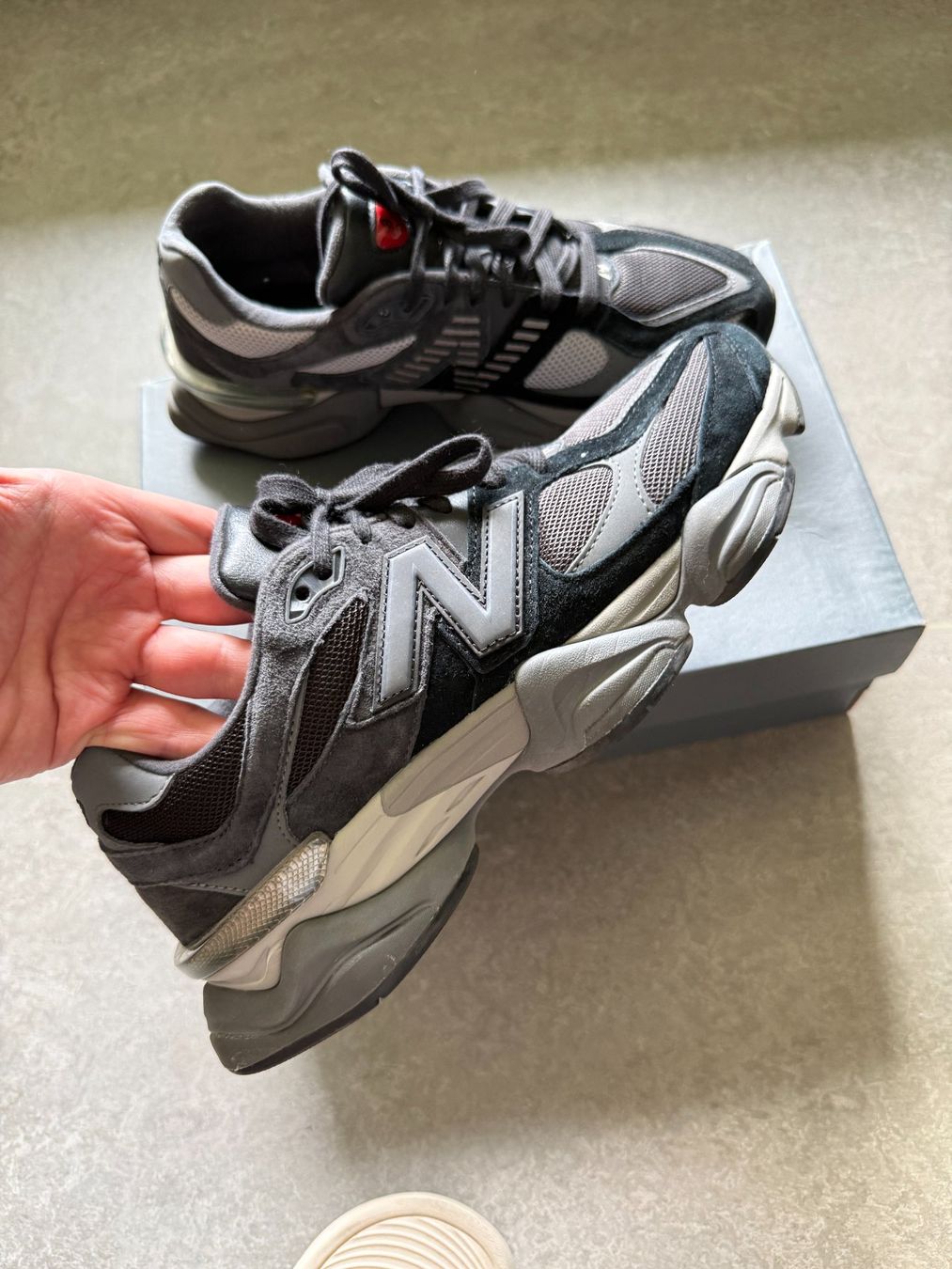 New Balance Scarpe da uomo: New Balance 9060 – Nuovo (secondo la descrizione) da Winterthur venduto da khalilaliev 1