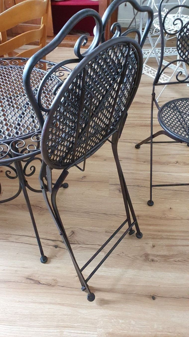 Set de table et chaises: Schönes Gartentischli mit 2 Stühlen – D'occasion à Flawil par Naphtali 3