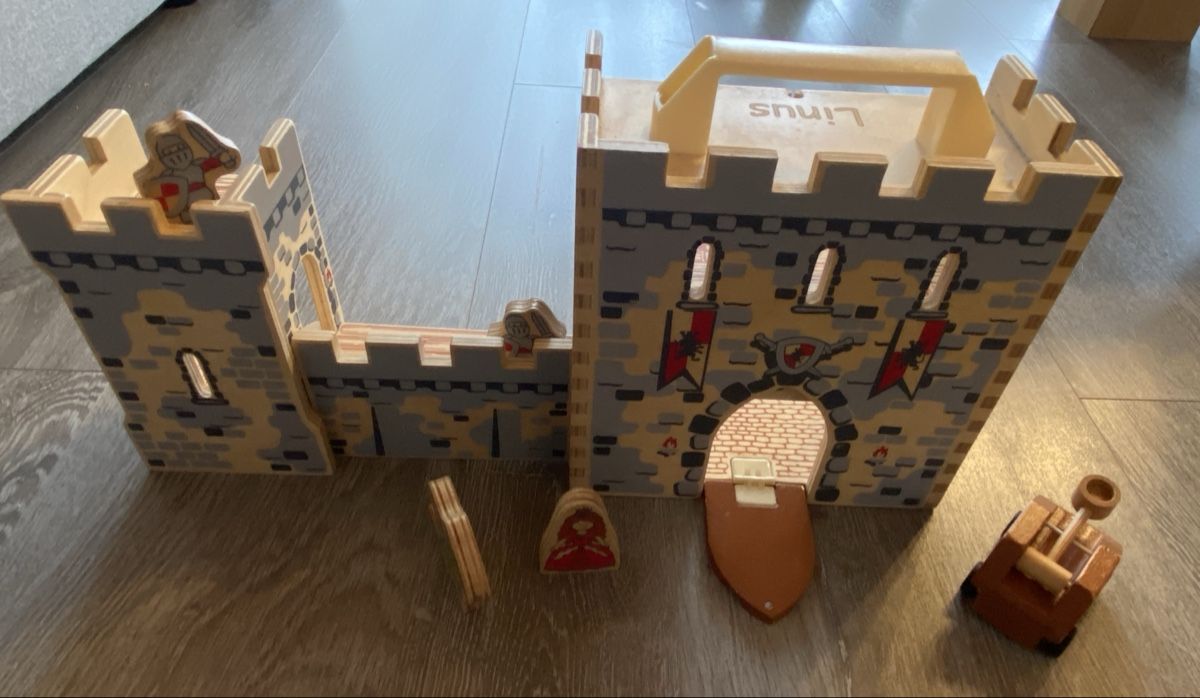Jouets: Boxset Castle INT4FILIA – D'occasion à Jegenstorf par Bahnhofshallenkiosk 9