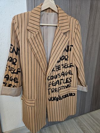 Blazer long rayé avec inscriptions – style original