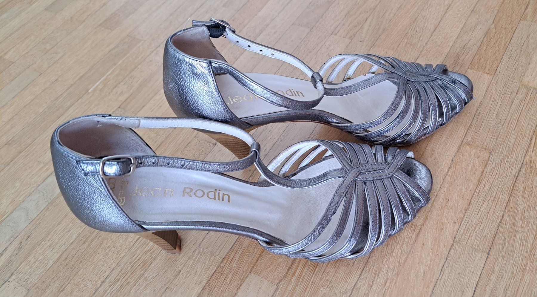 Damenschuhe: Sandales gris argenté en cuir – Gebraucht aus Le Mont-sur-Lausanne von olatiu 1