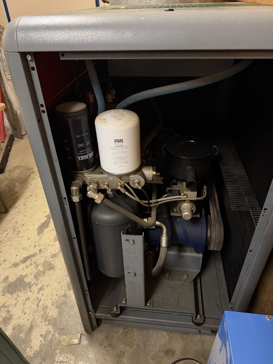 Compressori: Schraubenkompressor mit Druckluftbehälter – Usato da Büsserach venduto da Sito1979 2