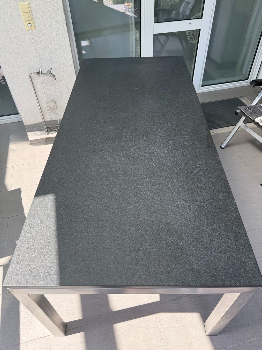Tables: Massiver Granit-Gartentisch – D'occasion à Steffisburg par Yello 3