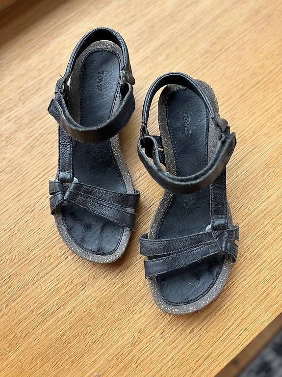 Scarpe da donna: TEVA Saldalen schwarz mit Absatz 37 – Usato da Hägglingen venduto da Kleidungfan 2