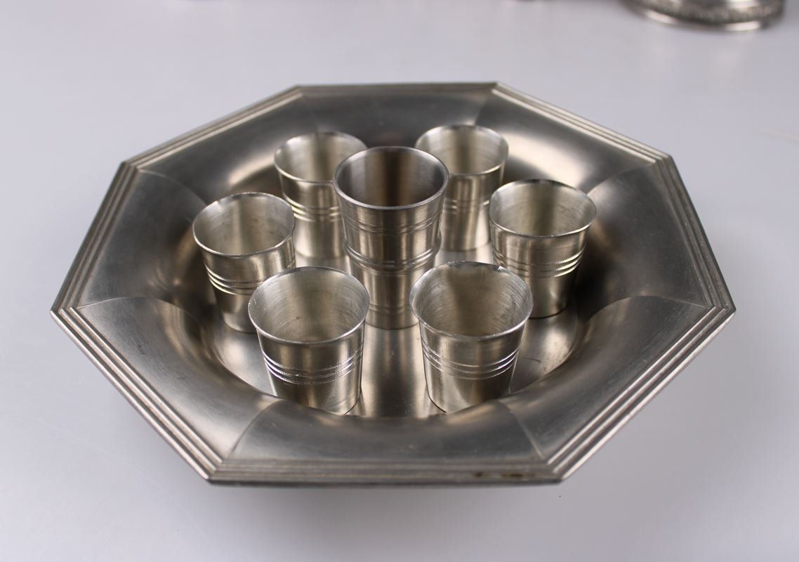 Set di piatti: Zinn Krüge und Becher set. – Usato da Rüti ZH venduto da Restwert_Rueti_ZH 1