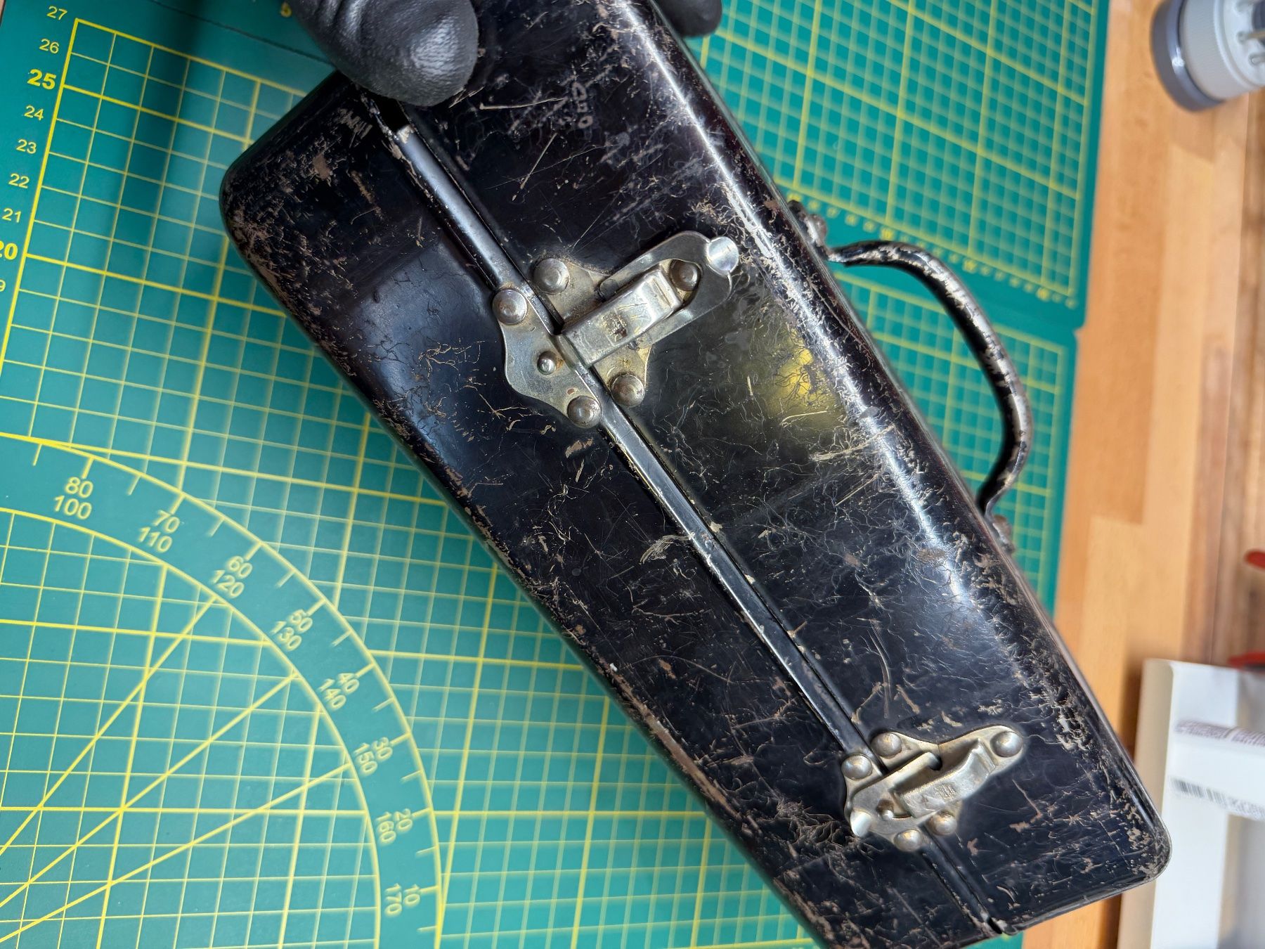Tutti gli attrezzi: Vintage  Werkzeugkasten mit hammer – Usato da Niederhasli venduto da swissbrocki 1