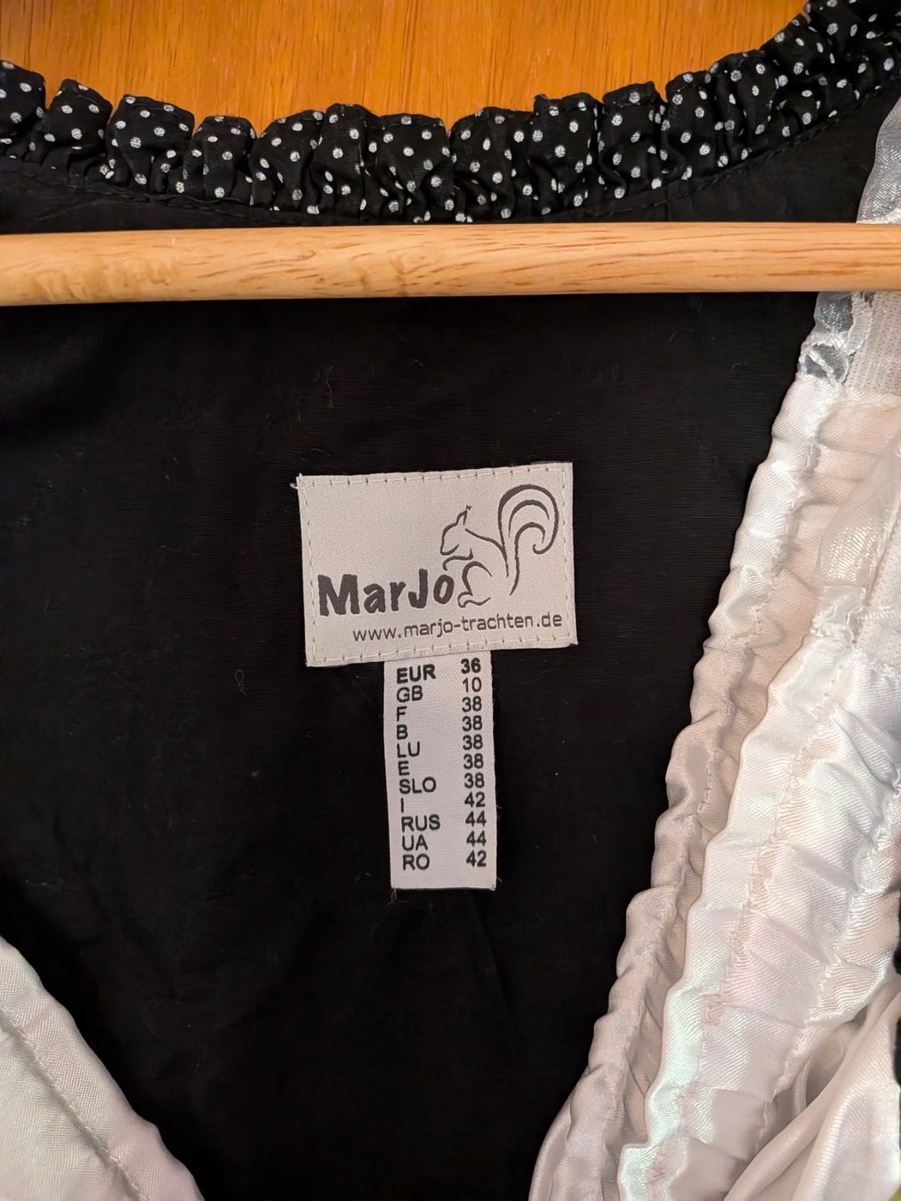 Kleider: Dirndl schwarz grün mit Bluse – Gebraucht aus Winterthur von sha_r2k2 2