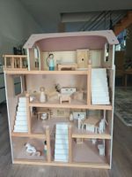 Holz Puppenhaus mit Zubehör gebraucht mit Gebrauchsspuren