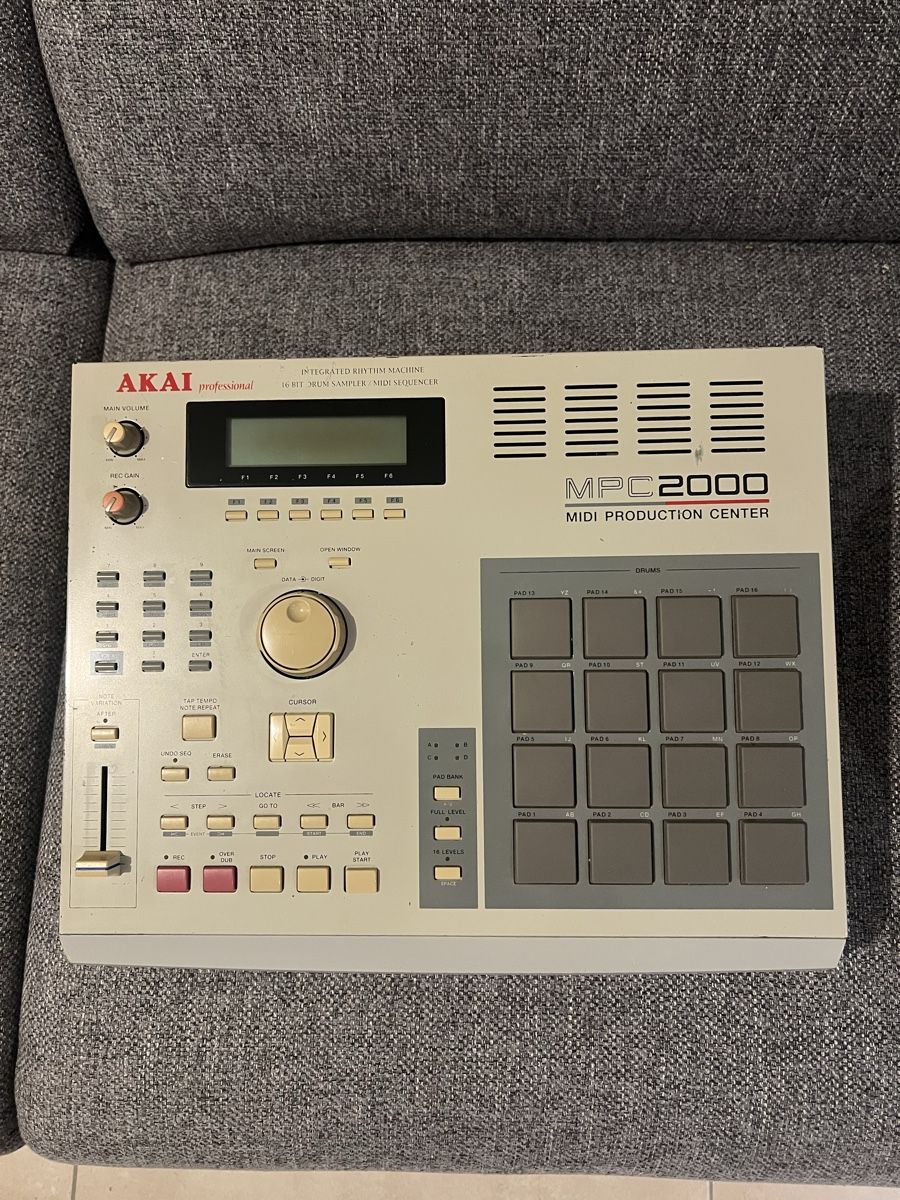 Akai Strumenti musicali: Akai MPC 2000 Goteck USB – Usato da Fribourg venduto da ger_s2sx