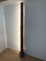 Stehlampe - Altholzstamm mit LED-Streifen