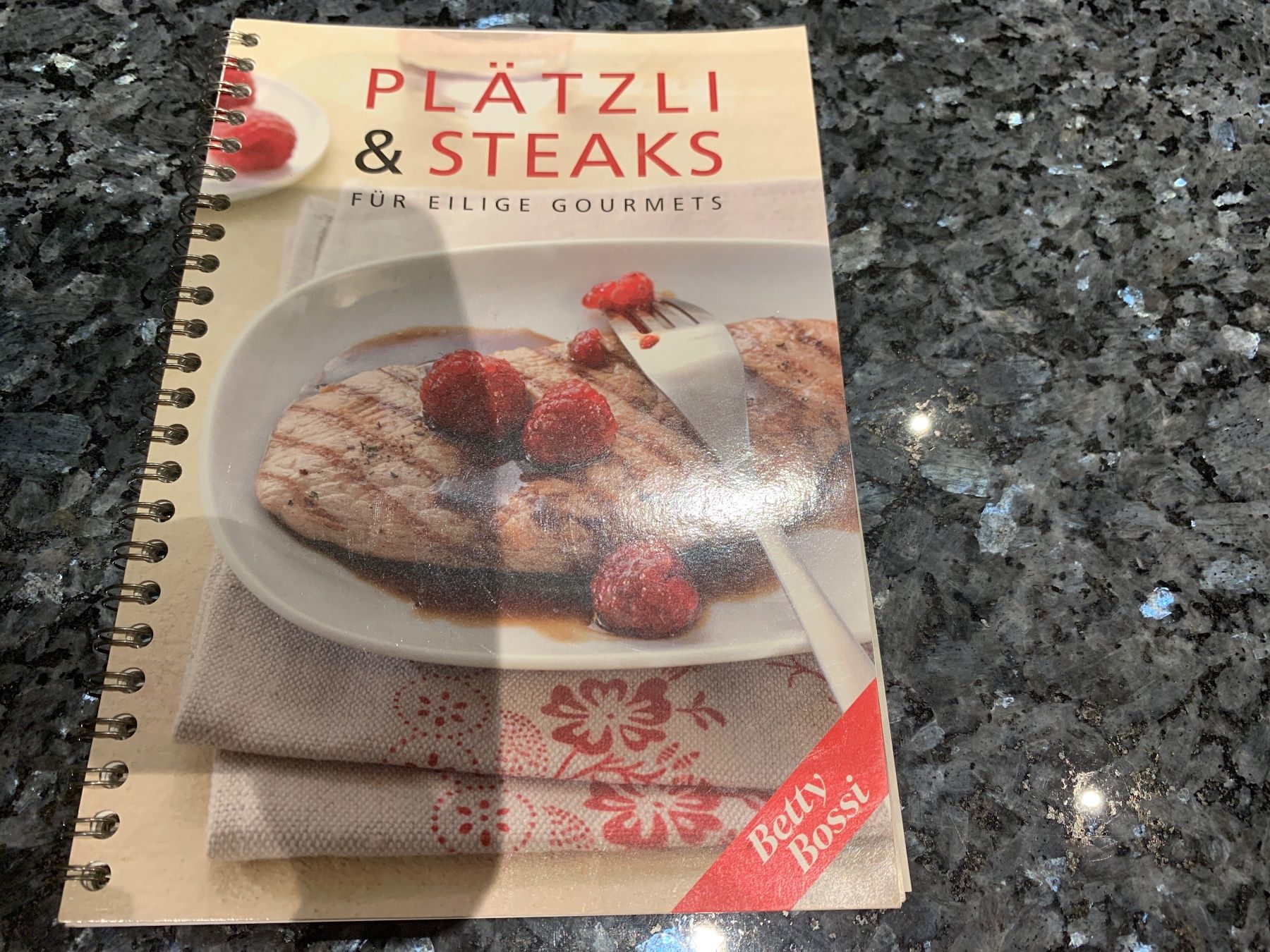 Libri: Betty Bossi Plätzli & Steaks – Nuovo e nell'imballaggio originale da Zuzwil SG venduto da Ibohaus