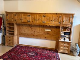 Massives Holz Bettkopfteil mit Schrank u. Regalen Arvenholz