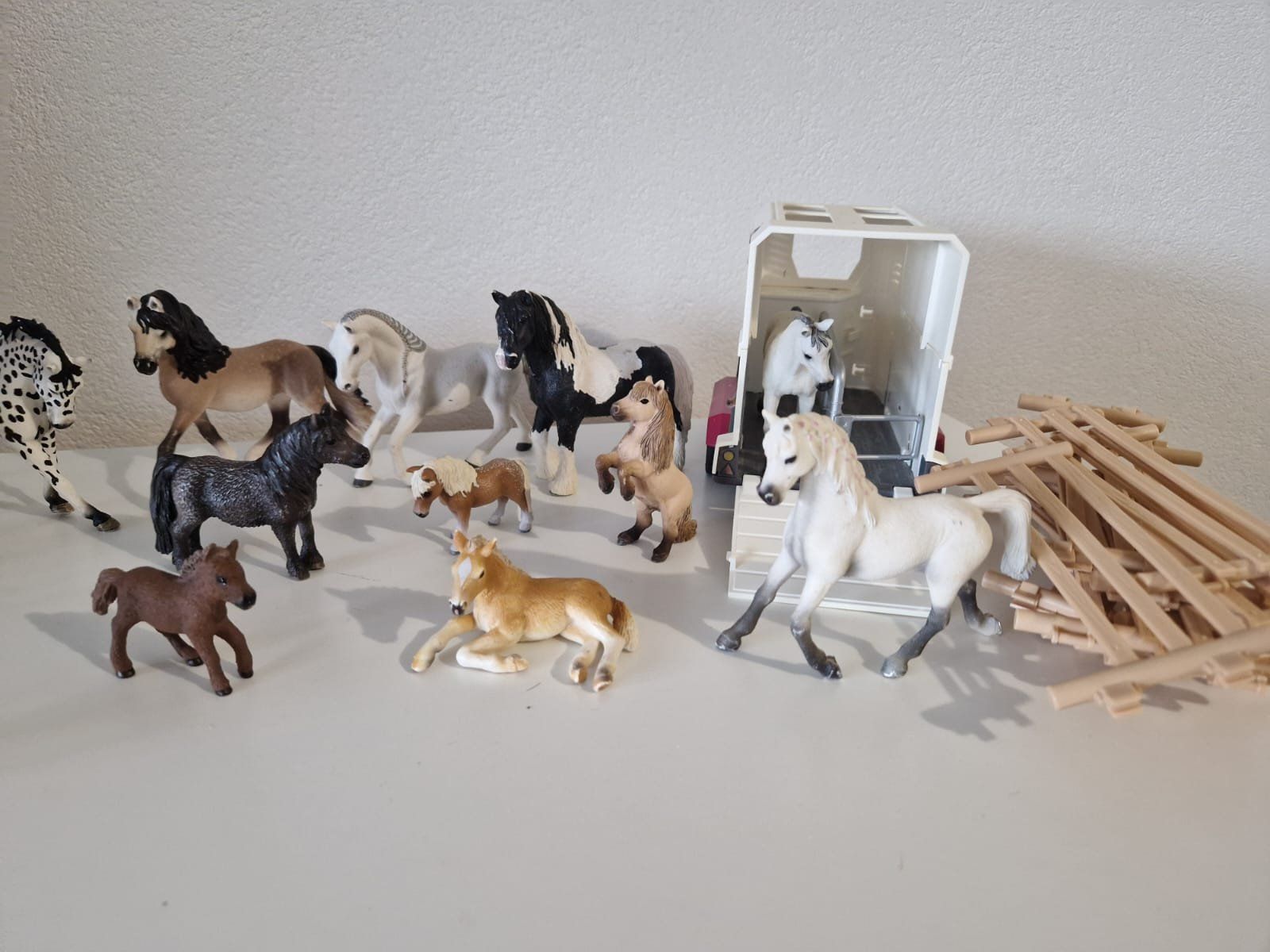 Schleich Giocattoli: Schleich Pferde Konvolut mit Pferdeanhänger – Nuovo (secondo la descrizione) da Romont FR venduto da Joe_xkh9 1