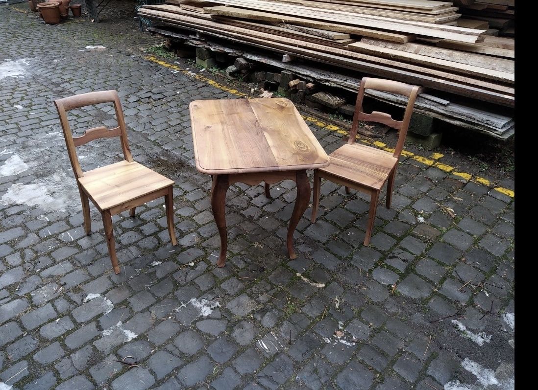 Set di tavolo e panche: Antiker Tisch Nussbaum – Usato da Bertschikon Gossau venduto da BAUSTOFFHANDELbucher 1