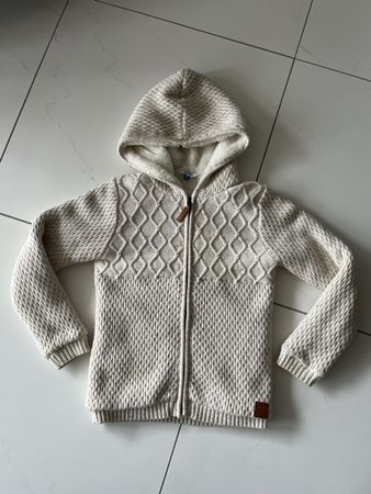 Strickjacke mit Kapuze, gefüttert Grösse 140 Top Zustand!