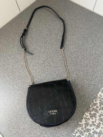 Schwarze GUESS Handtasche