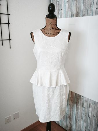 Weisses Sommerkleid von H&M mit Volant, Grösse S /36