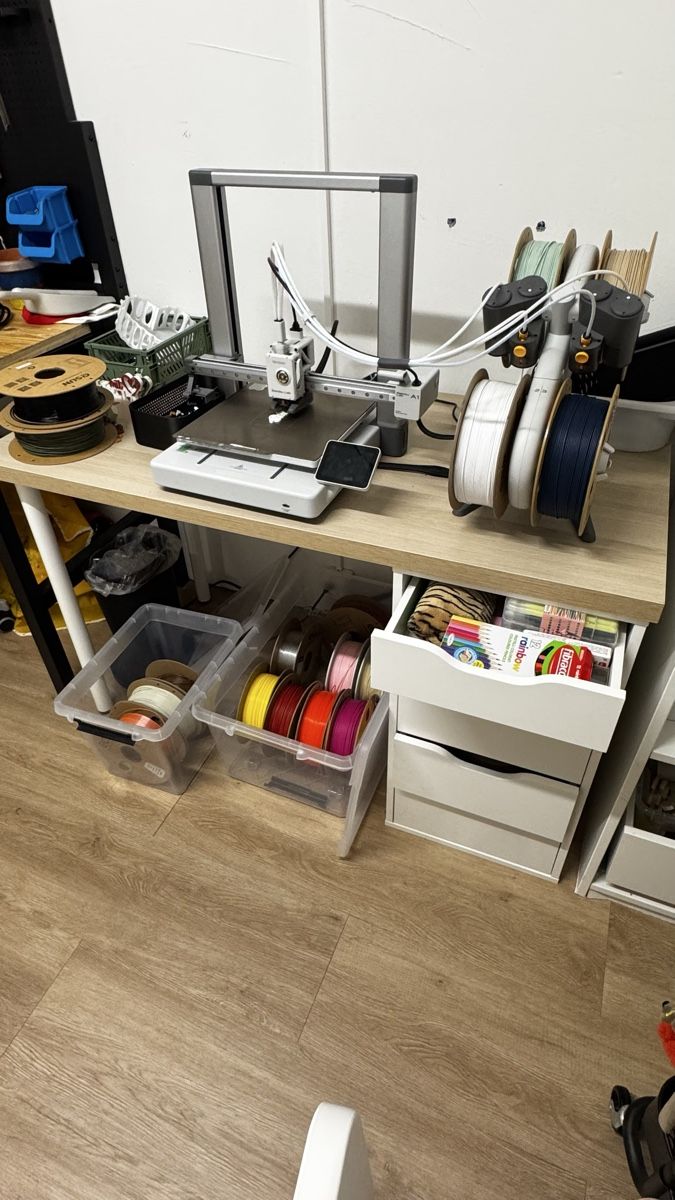 Bureaux: Praktischer Tisch  – D'occasion à Gossau ZH par Celestino_2.0 1