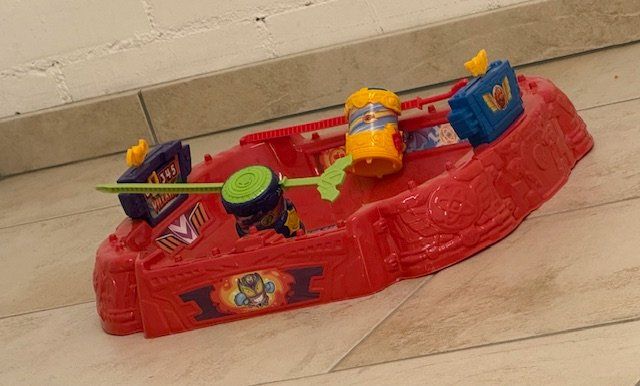 Jouets: Arena Beyblade – D'occasion à Herrliberg par Mott2018 1
