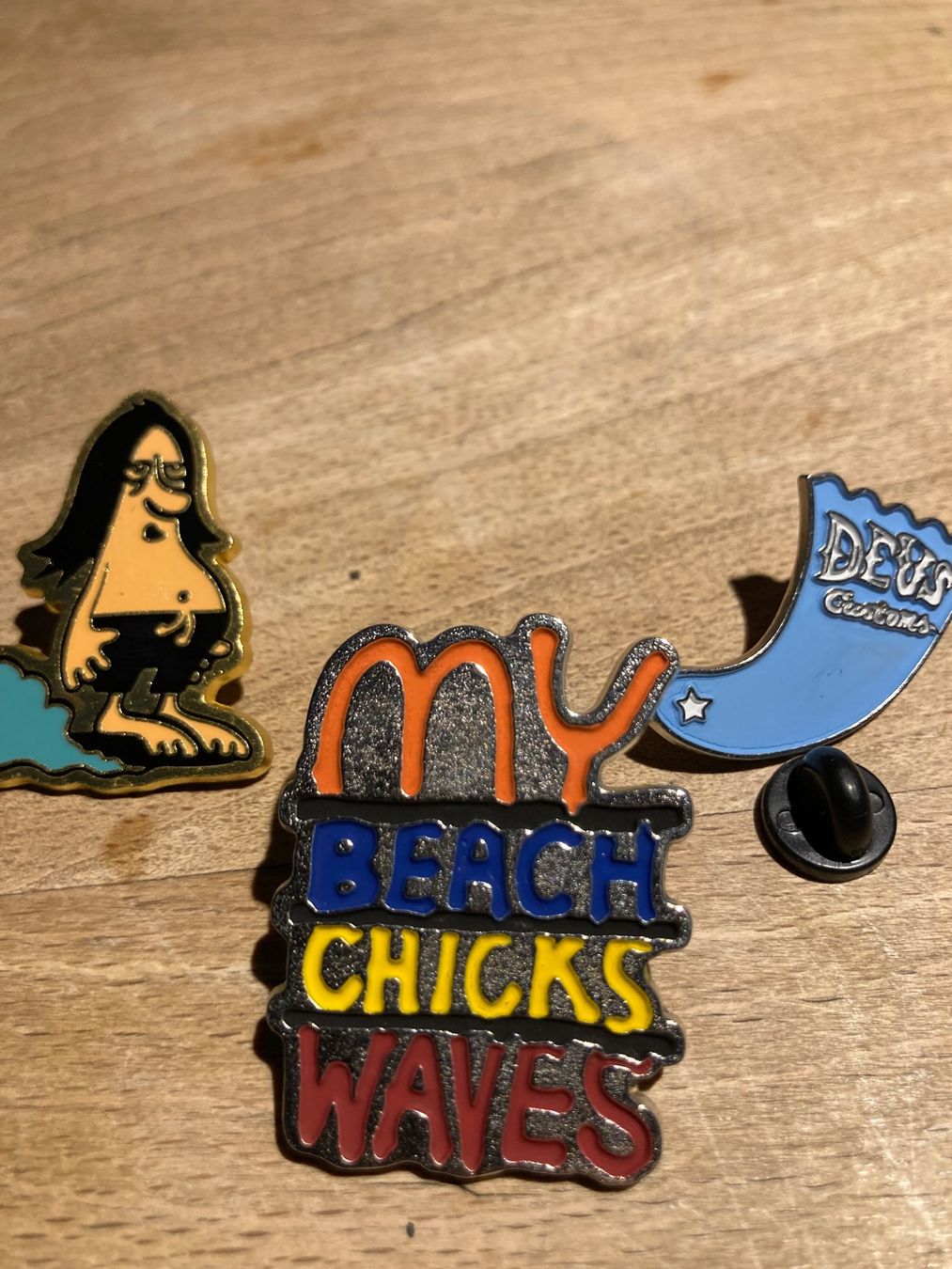 Placchette & Badge: Deus Ex Machina Surf Pin Set – Nuovo (secondo la descrizione) da Wallisellen venduto da HorstTennenbaum