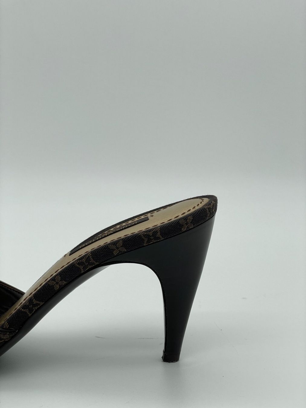 Louis Vuitton Scarpe da donna: Louis Vuitton Monogram Mini Lin Mule Pump EU 38.5 Braun – Usato da Zürich venduto da shoe_shop 4