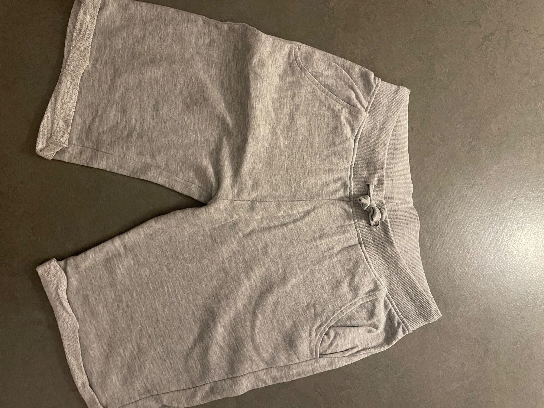 Guess Pantaloni: Guess kurze Hose – Usato da Zürich venduto da Ivona3
