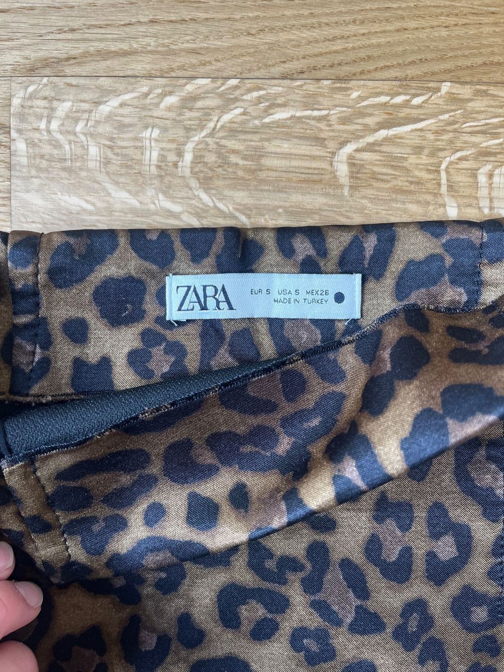 Zara Gonne: mini jupe taille haute à motifs léopard – Nuovo (secondo la descrizione) da La Tour-de-Trême venduto da lol_85kj 2