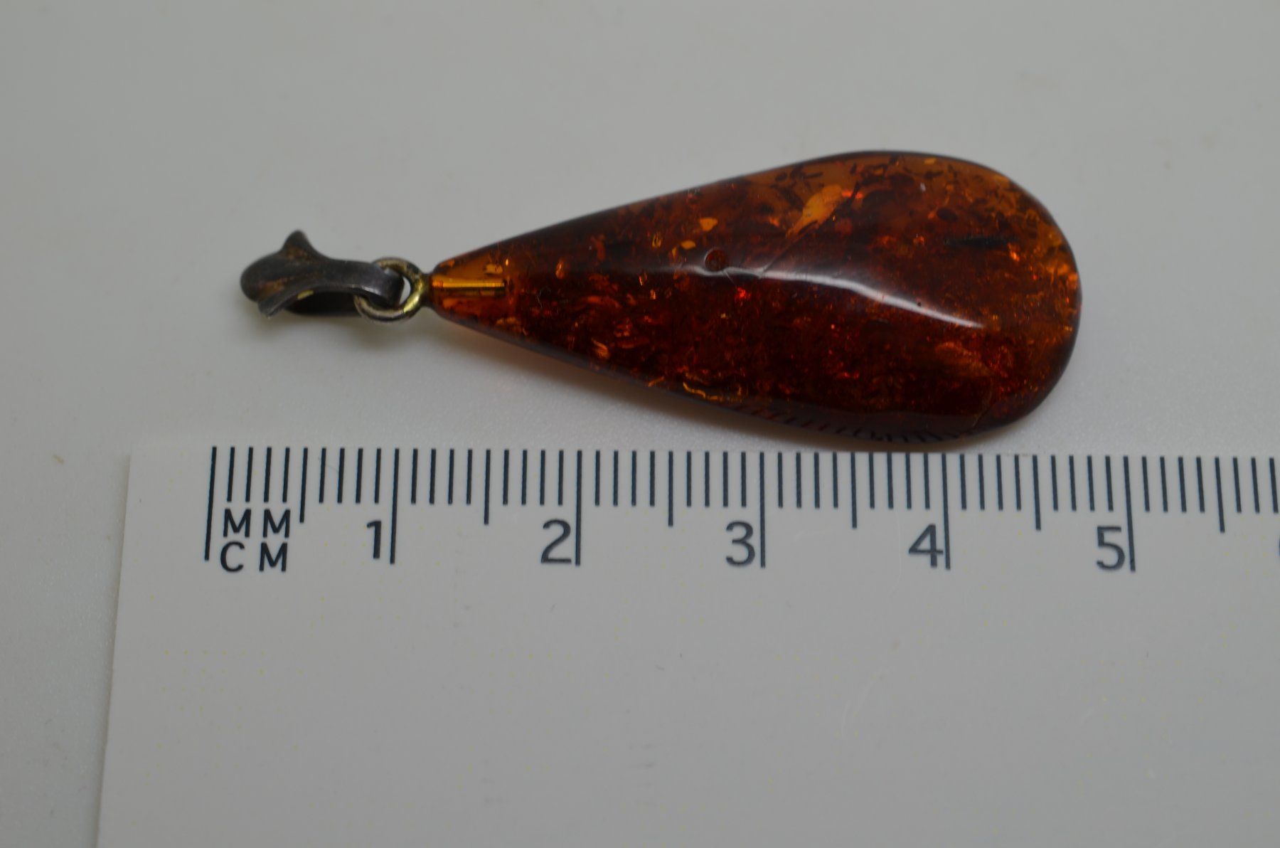 Ciondoli: Un pendentif en Ambre? – Usato da La Croix (Lutry) venduto da OMEGA07 2