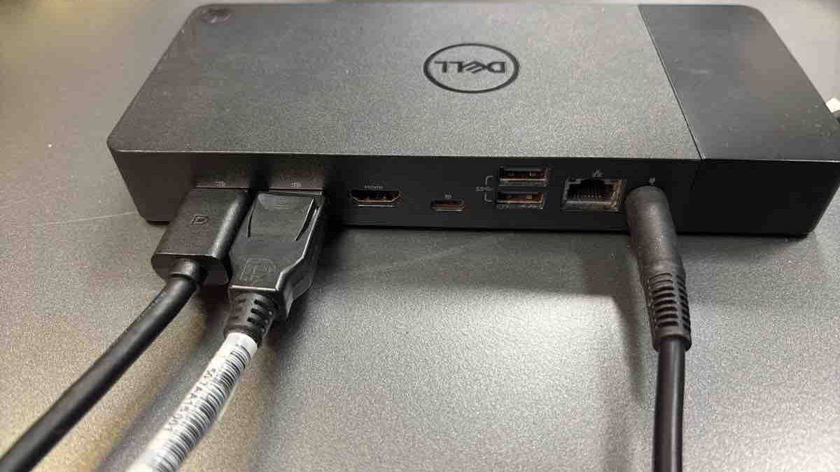 Dell Docking station: Dell Docking Station with Two Monitors – Usato da Buttwil venduto da Mmkg 6