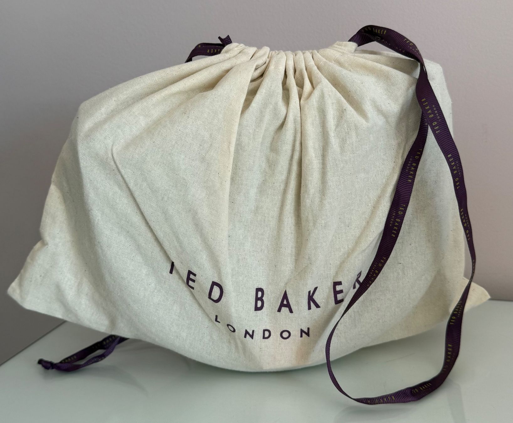 Ted Baker Taschen für Damen: Ted Baker Umhängetasche / glitzer-silber – Gebraucht aus Eichberg von Lolapop18 8