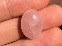 schönes Morganit Cabochon, oval, 19.7 Karat