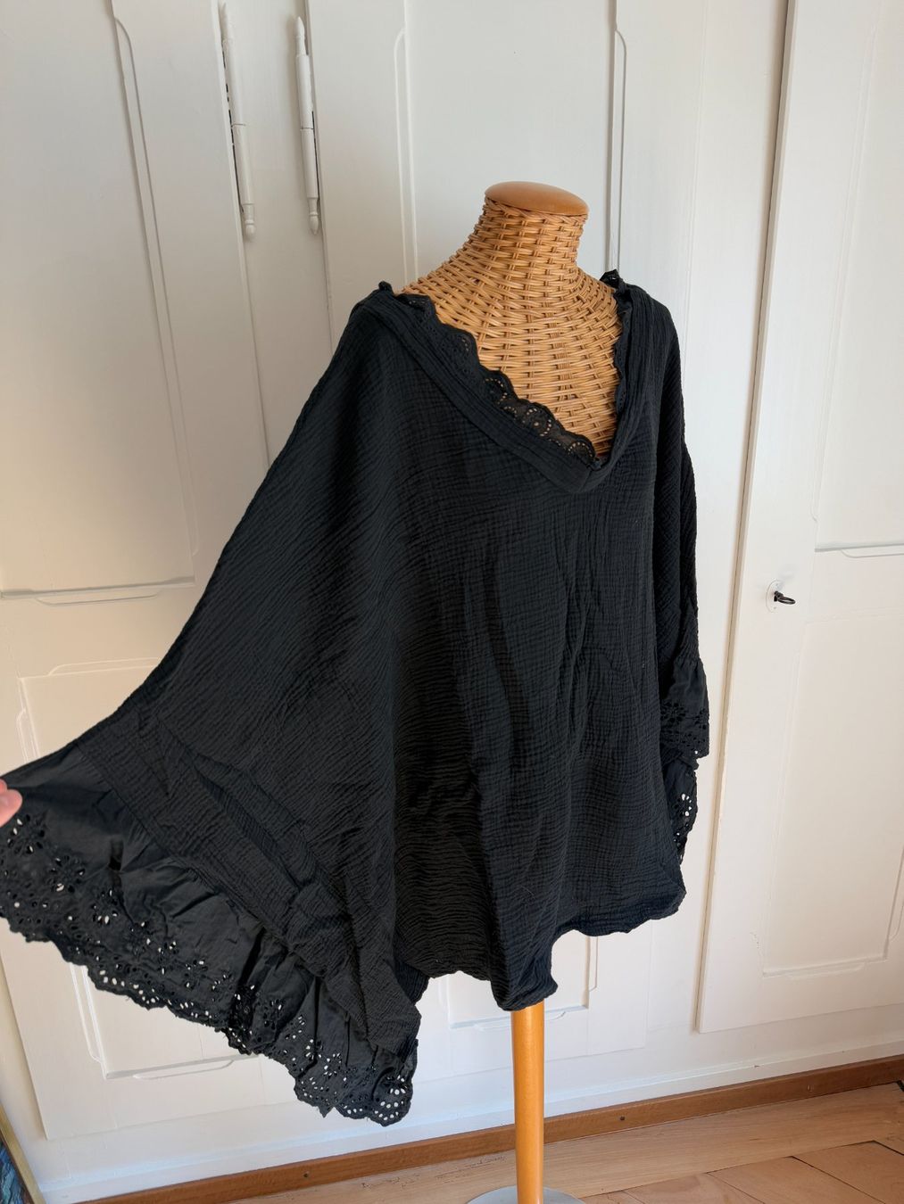 Altro in Moda donna: MADE IN ITALY - Poncho schwarz – Usato da Zürich venduto da Diazaio 1