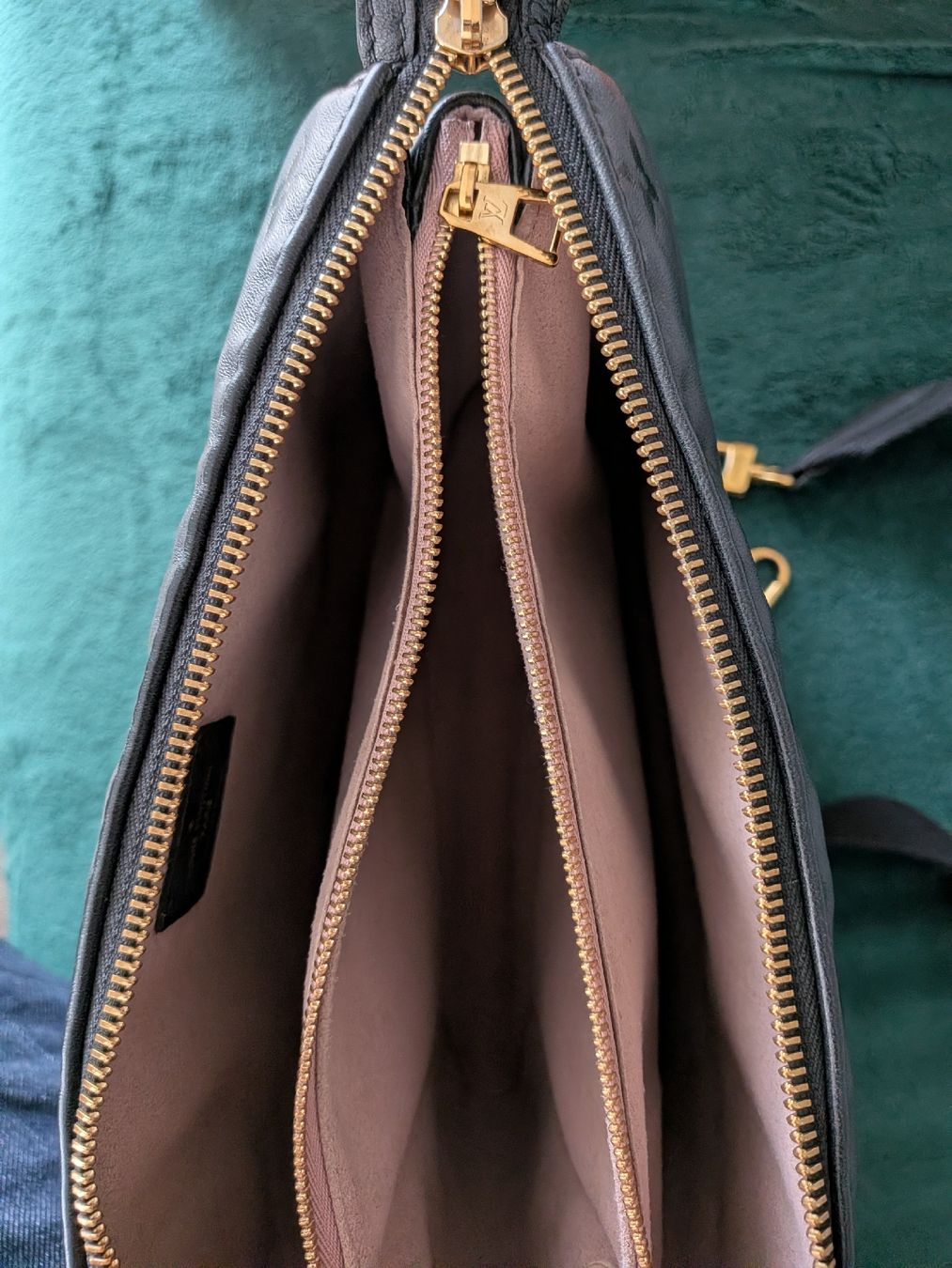 Louis Vuitton Borse da donna: Louis Vuitton Coussin PM Noir – Usato da Morges venduto da dhi_y2qk 2