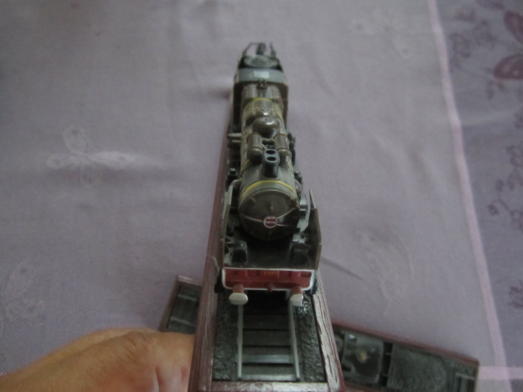 Märklin Modellini di ferrovie: 2 Modelldampfloks mit Sockel (Sammler) – Usato da Volketswil venduto da nemo2000 2