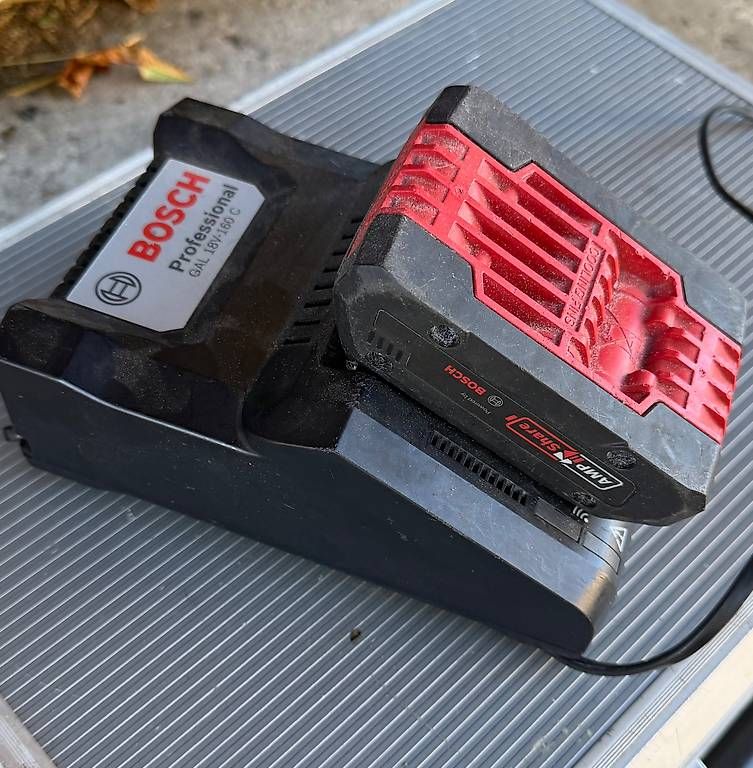 Akkus & Batterien: Profi Bosch Akku mit Ladegerät – Gebraucht aus Illighausen von Spliff3 1
