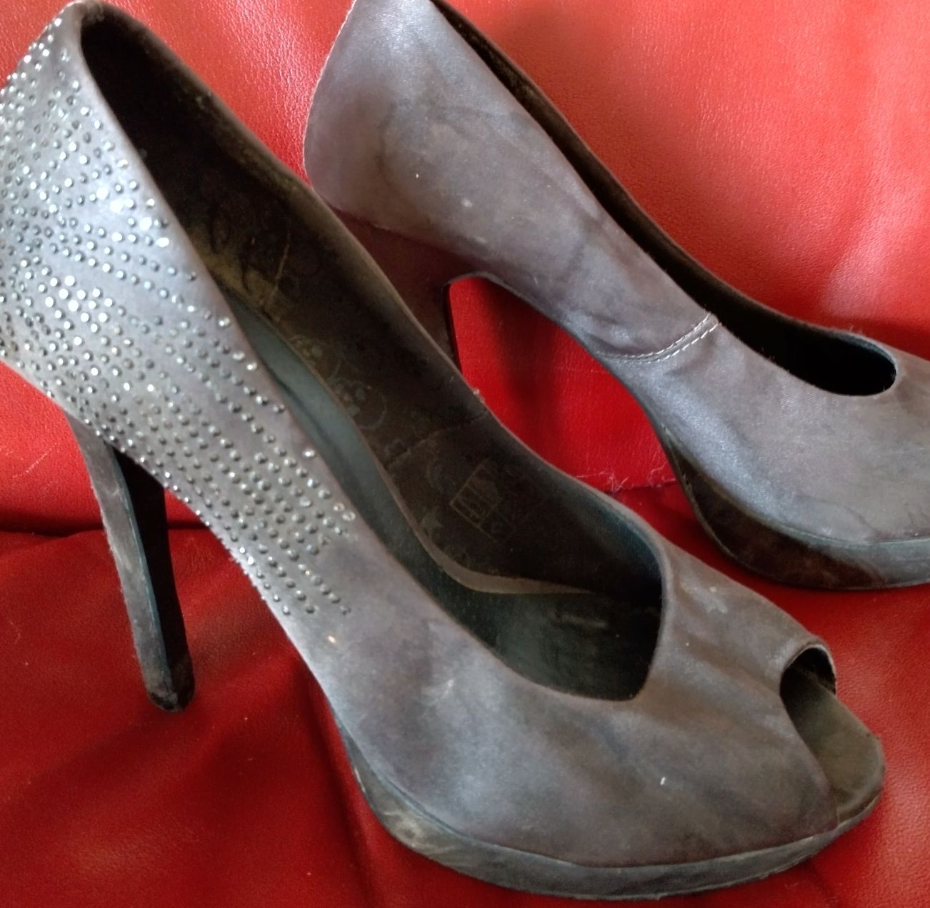 Scarpe da donna: Pumps mit Strasssteinen grau Damenschuhe Grösse 39 – Usato da Brig venduto da i1i_6r6t