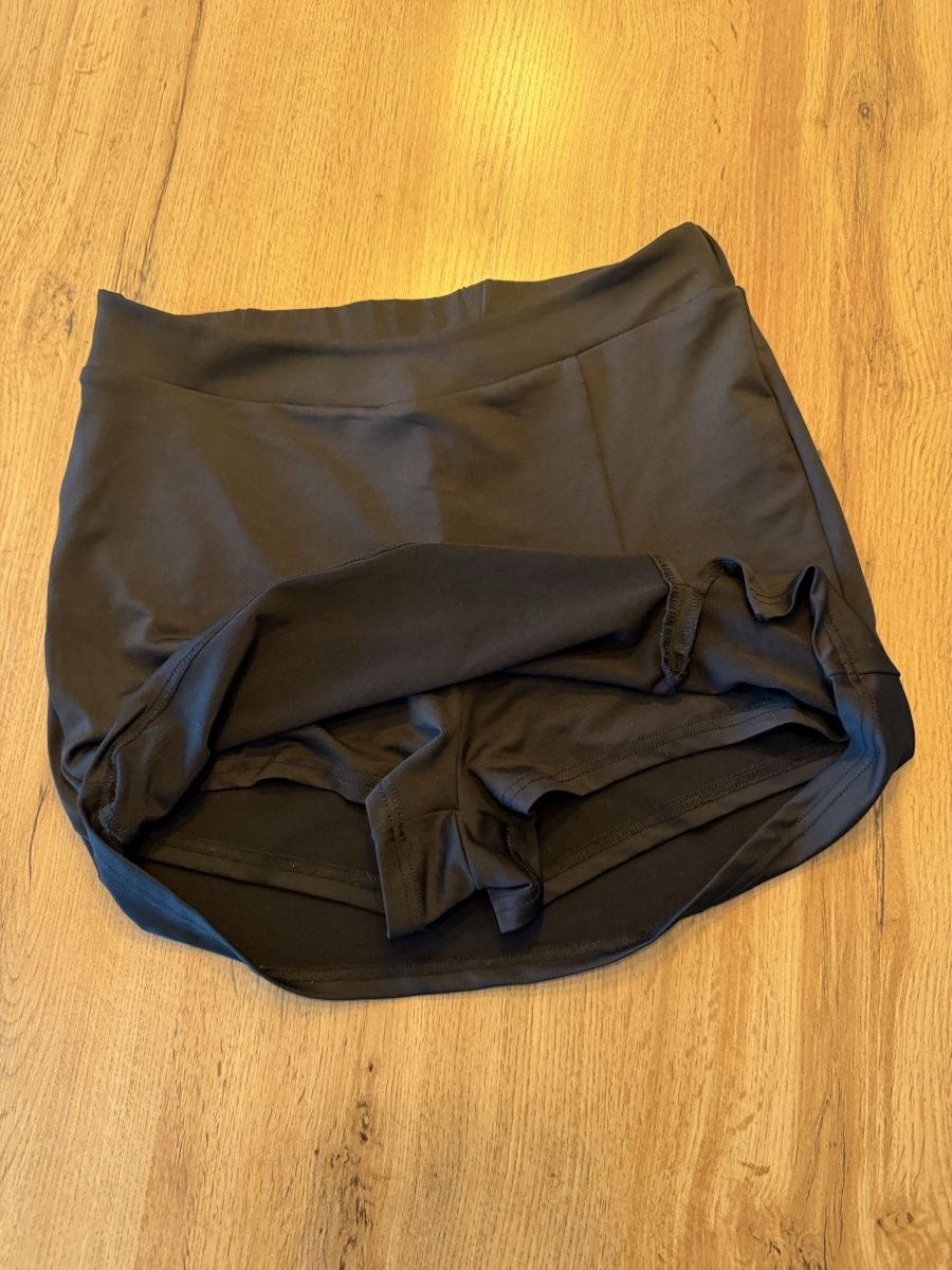 Gonne: Schwarzer rock mit integrierten Shorts, Grösse m – Usato da Hohenrain venduto da Flysohighmybutterfly 1