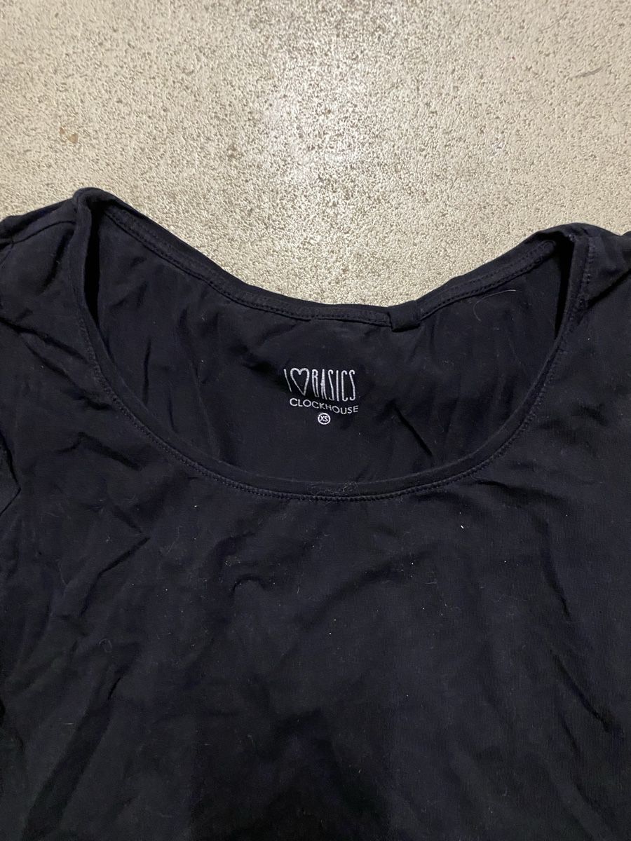 T-shirt: Tshirt schwarz – Usato da Luzern venduto da oli_6x2r 2