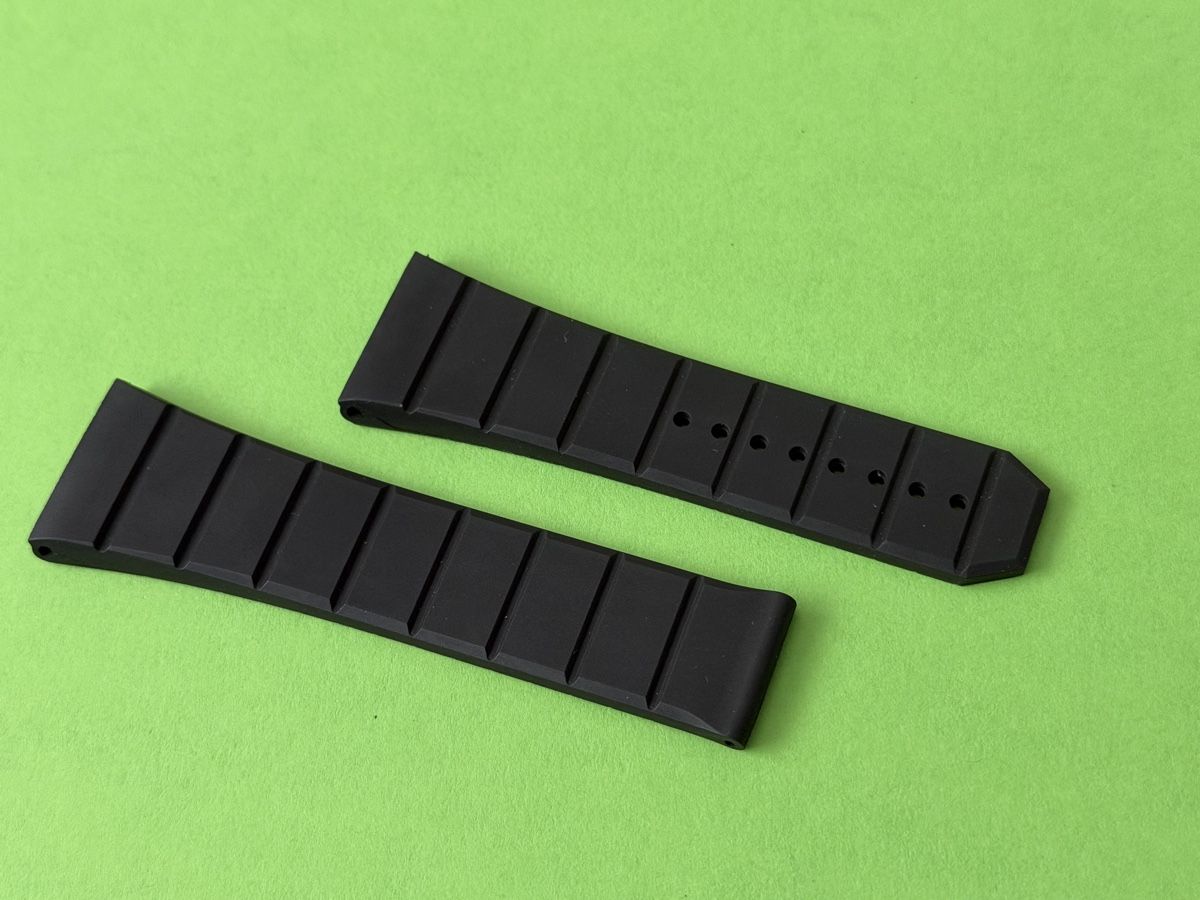Armbänder & -reifen: OMEGA Bracelet en caoutchouc – Gebraucht aus Bassecourt von 59.00chf