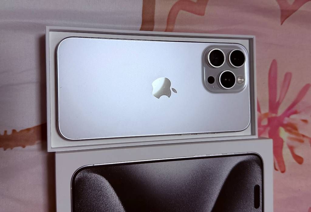 Portables: Iphone 15 Pro Max  – D'occasion à Wil SG par Annaleiin1420 2