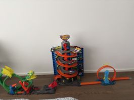 Hot Wheels Mega Garage mit Autos gebrauchter Zustand