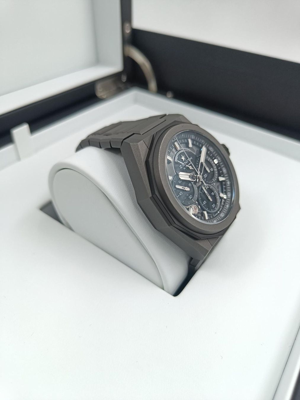 Zenith Orologi: ZENITH "DEFY EXTREME" MIT MIKROGESTRAHLTEM TITAN, 45 MM – Nuovo (secondo la descrizione) da Luzern venduto da EdiGem 4
