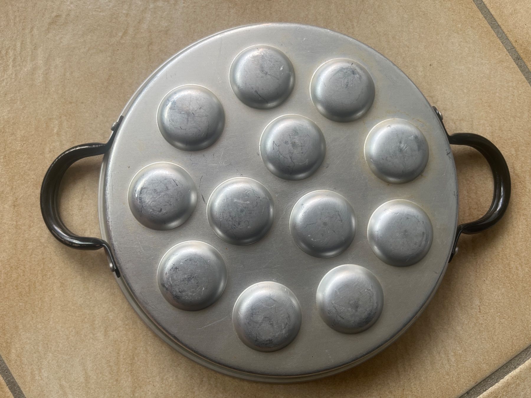 Piatti di portata: Plat à escargots ancien en aluminium – Usato da Vernayaz venduto da Darkfrost 1