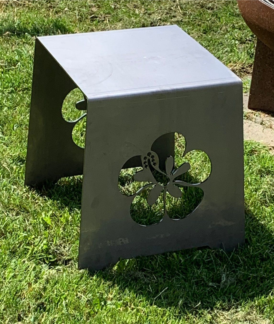 Sgabelli: Garten Hocker aus Stahl Blumen oder Schweizerkreuz – Nuovo e nell'imballaggio originale da Mauren venduto da rundumsfest 1