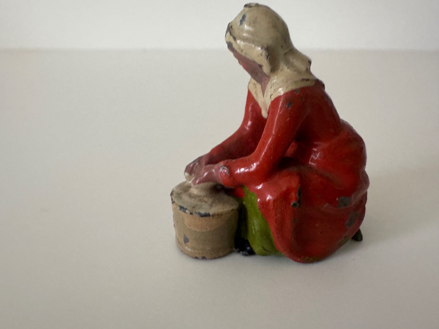 Britains Jouets: Uralte Guss-Figur Magd mit Eimer (Britains), Höhe 4 cm – D'occasion à Winterthur par Arma3 3