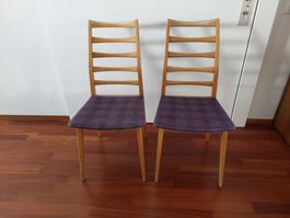 Zwei schöne Vintage Stühle aus Massivholz