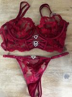 Dessous Set rot mit Herz Verzierungen neuer Zustand