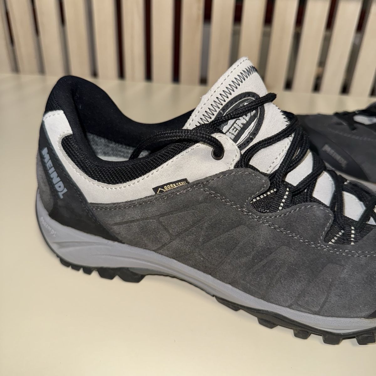 Meindl Scarpe da uomo: Meindl Florida GTX Trekkingschuhe Gr. 8.5 Grau Gore-Tex – Usato da Bern venduto da MaxiSeller 2