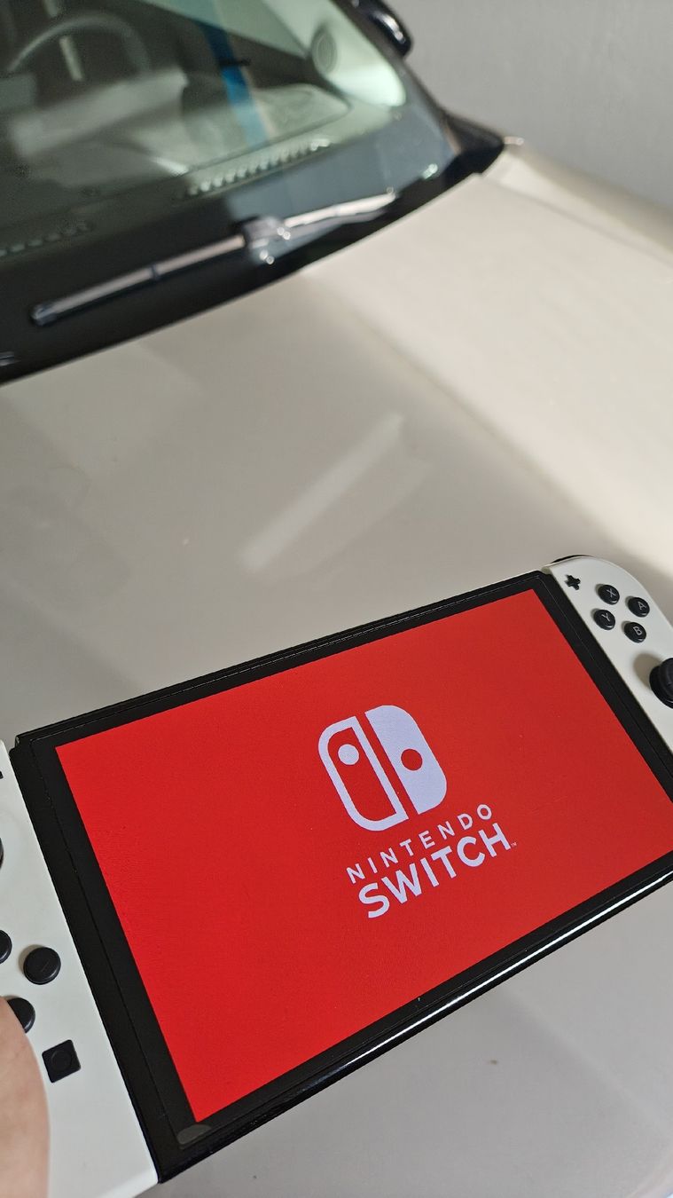 Nintendo Console: Nintendo Switch OLED (Weiss) mit Etui AB 1 CHF – Usato da Montagnola venduto da mattbert86 1